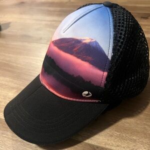 Oiselle Runner trucker hat